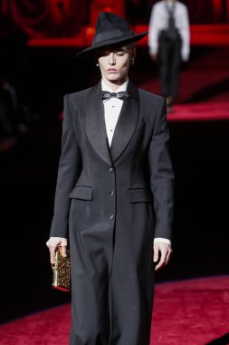 Milano, Italya-24 Şubat: bir model Milan Moda Haftası Sonbahar/Kış 2019/20 Dolce ve Gabbana Show 'da pist yürür 24 Şubat, 2019 Milan, Italya.