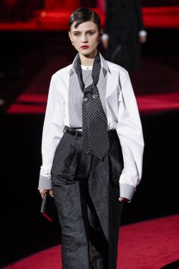 Milano, Italya-24 Şubat: bir model Milan Moda Haftası Sonbahar/Kış 2019/20 Dolce ve Gabbana Show 'da pist yürür 24 Şubat, 2019 Milan, Italya.