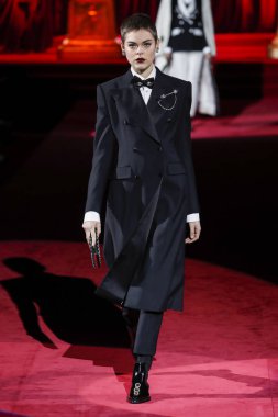 Milano, Italya-24 Şubat: bir model Milan Moda Haftası Sonbahar/Kış 2019/20 Dolce ve Gabbana Show 'da pist yürür 24 Şubat, 2019 Milan, Italya.