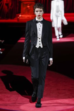 Milano, Italya-24 Şubat: bir model Milan Moda Haftası Sonbahar/Kış 2019/20 Dolce ve Gabbana Show 'da pist yürür 24 Şubat, 2019 Milan, Italya.