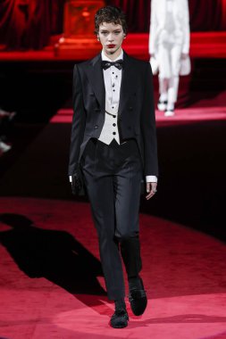 Milano, Italya-24 Şubat: bir model Milan Moda Haftası Sonbahar/Kış 2019/20 Dolce ve Gabbana Show 'da pist yürür 24 Şubat, 2019 Milan, Italya.