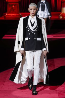 Milano, Italya-24 Şubat: bir model Milan Moda Haftası Sonbahar/Kış 2019/20 Dolce ve Gabbana Show 'da pist yürür 24 Şubat, 2019 Milan, Italya.