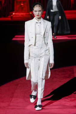 Milano, Italya-24 Şubat: bir model Milan Moda Haftası Sonbahar/Kış 2019/20 Dolce ve Gabbana Show 'da pist yürür 24 Şubat, 2019 Milan, Italya.