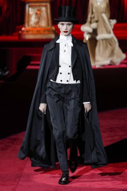 Milano, Italya-24 Şubat: bir model Milan Moda Haftası Sonbahar/Kış 2019/20 Dolce ve Gabbana Show 'da pist yürür 24 Şubat, 2019 Milan, Italya.