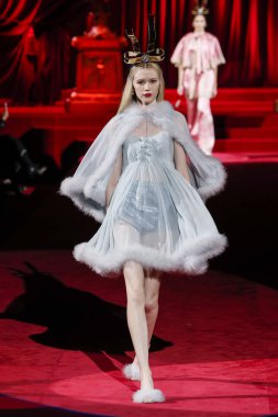 Milano, Italya-24 Şubat: bir model Milan Moda Haftası Sonbahar/Kış 2019/20 Dolce ve Gabbana Show 'da pist yürür 24 Şubat, 2019 Milan, Italya.