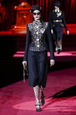 Milano, Italya-24 Şubat: bir model Milan Moda Haftası Sonbahar/Kış 2019/20 Dolce ve Gabbana Show 'da pist yürür 24 Şubat, 2019 Milan, Italya.