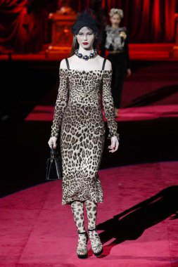 Milano, Italya-24 Şubat: bir model Milan Moda Haftası Sonbahar/Kış 2019/20 Dolce ve Gabbana Show 'da pist yürür 24 Şubat, 2019 Milan, Italya.