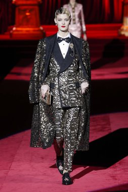 Milano, Italya-24 Şubat: bir model Milan Moda Haftası Sonbahar/Kış 2019/20 Dolce ve Gabbana Show 'da pist yürür 24 Şubat, 2019 Milan, Italya.