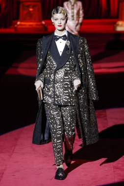 Milano, Italya-24 Şubat: bir model Milan Moda Haftası Sonbahar/Kış 2019/20 Dolce ve Gabbana Show 'da pist yürür 24 Şubat, 2019 Milan, Italya.