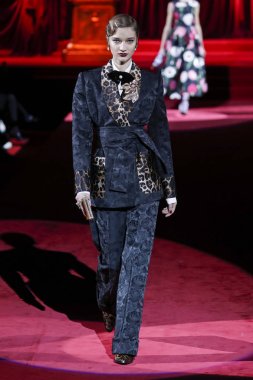 Milano, Italya-24 Şubat: bir model Milan Moda Haftası Sonbahar/Kış 2019/20 Dolce ve Gabbana Show 'da pist yürür 24 Şubat, 2019 Milan, Italya.