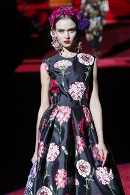 Milano, Italya-24 Şubat: bir model Milan Moda Haftası Sonbahar/Kış 2019/20 Dolce ve Gabbana Show 'da pist yürür 24 Şubat, 2019 Milan, Italya.