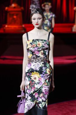 Milano, Italya-24 Şubat: bir model Milan Moda Haftası Sonbahar/Kış 2019/20 Dolce ve Gabbana Show 'da pist yürür 24 Şubat, 2019 Milan, Italya.