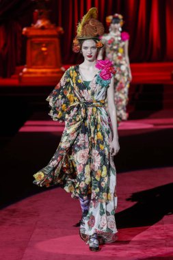 Milano, Italya-24 Şubat: bir model Milan Moda Haftası Sonbahar/Kış 2019/20 Dolce ve Gabbana Show 'da pist yürür 24 Şubat, 2019 Milan, Italya.