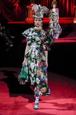 Milano, Italya-24 Şubat: bir model Milan Moda Haftası Sonbahar/Kış 2019/20 Dolce ve Gabbana Show 'da pist yürür 24 Şubat, 2019 Milan, Italya.