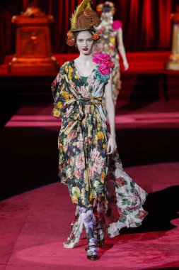 Milano, Italya-24 Şubat: bir model Milan Moda Haftası Sonbahar/Kış 2019/20 Dolce ve Gabbana Show 'da pist yürür 24 Şubat, 2019 Milan, Italya.