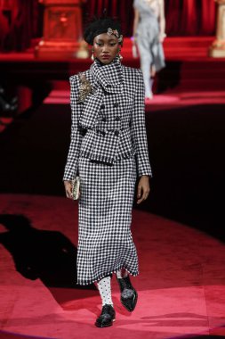 Milano, Italya-24 Şubat: bir model Milan Moda Haftası Sonbahar/Kış 2019/20 Dolce ve Gabbana Show 'da pist yürür 24 Şubat, 2019 Milan, Italya.