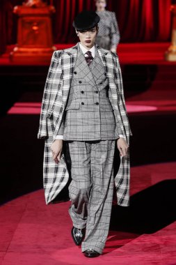 Milano, Italya-24 Şubat: bir model Milan Moda Haftası Sonbahar/Kış 2019/20 Dolce ve Gabbana Show 'da pist yürür 24 Şubat, 2019 Milan, Italya.