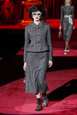 Milano, Italya-24 Şubat: bir model Milan Moda Haftası Sonbahar/Kış 2019/20 Dolce ve Gabbana Show 'da pist yürür 24 Şubat, 2019 Milan, Italya.