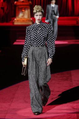 Milano, Italya-24 Şubat: bir model Milan Moda Haftası Sonbahar/Kış 2019/20 Dolce ve Gabbana Show 'da pist yürür 24 Şubat, 2019 Milan, Italya.