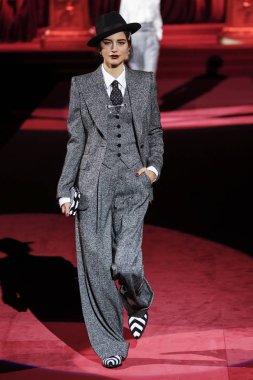 Milano, Italya-24 Şubat: bir model Milan Moda Haftası Sonbahar/Kış 2019/20 Dolce ve Gabbana Show 'da pist yürür 24 Şubat, 2019 Milan, Italya.