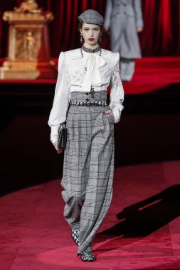 Milano, Italya-24 Şubat: bir model Milan Moda Haftası Sonbahar/Kış 2019/20 Dolce ve Gabbana Show 'da pist yürür 24 Şubat, 2019 Milan, Italya.