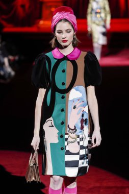 Milano, Italya-24 Şubat: bir model Milan Moda Haftası Sonbahar/Kış 2019/20 Dolce ve Gabbana Show 'da pist yürür 24 Şubat, 2019 Milan, Italya.