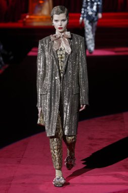 Milano, Italya-24 Şubat: bir model Milan Moda Haftası Sonbahar/Kış 2019/20 Dolce ve Gabbana Show 'da pist yürür 24 Şubat, 2019 Milan, Italya.