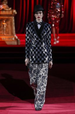 Milano, Italya-24 Şubat: bir model Milan Moda Haftası Sonbahar/Kış 2019/20 Dolce ve Gabbana Show 'da pist yürür 24 Şubat, 2019 Milan, Italya.