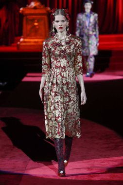 Milano, Italya-24 Şubat: bir model Milan Moda Haftası Sonbahar/Kış 2019/20 Dolce ve Gabbana Show 'da pist yürür 24 Şubat, 2019 Milan, Italya.