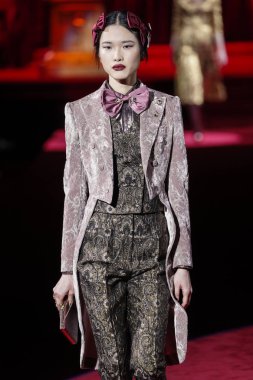 Milano, Italya-24 Şubat: bir model Milan Moda Haftası Sonbahar/Kış 2019/20 Dolce ve Gabbana Show 'da pist yürür 24 Şubat, 2019 Milan, Italya.