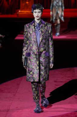 Milano, Italya-24 Şubat: bir model Milan Moda Haftası Sonbahar/Kış 2019/20 Dolce ve Gabbana Show 'da pist yürür 24 Şubat, 2019 Milan, Italya.