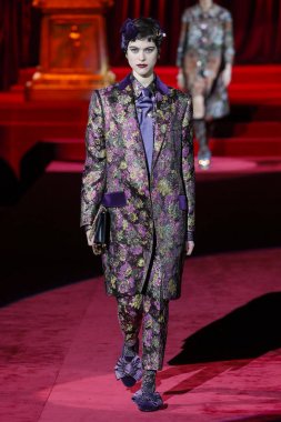 Milano, Italya-24 Şubat: bir model Milan Moda Haftası Sonbahar/Kış 2019/20 Dolce ve Gabbana Show 'da pist yürür 24 Şubat, 2019 Milan, Italya.