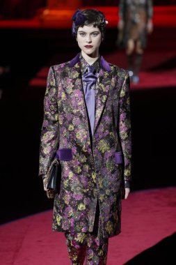 Milano, Italya-24 Şubat: bir model Milan Moda Haftası Sonbahar/Kış 2019/20 Dolce ve Gabbana Show 'da pist yürür 24 Şubat, 2019 Milan, Italya.