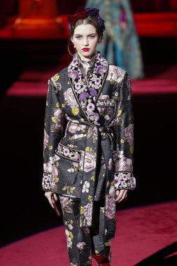 Milano, Italya-24 Şubat: bir model Milan Moda Haftası Sonbahar/Kış 2019/20 Dolce ve Gabbana Show 'da pist yürür 24 Şubat, 2019 Milan, Italya.