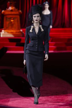 Milano, Italya-24 Şubat: bir model Milan Moda Haftası Sonbahar/Kış 2019/20 Dolce ve Gabbana Show 'da pist yürür 24 Şubat, 2019 Milan, Italya.