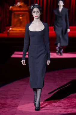Milano, Italya-24 Şubat: bir model Milan Moda Haftası Sonbahar/Kış 2019/20 Dolce ve Gabbana Show 'da pist yürür 24 Şubat, 2019 Milan, Italya.