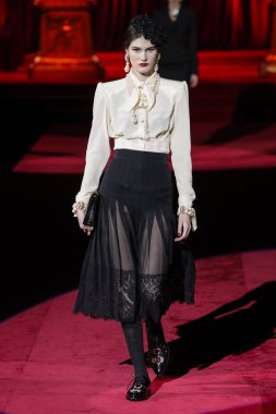 Milano, Italya-24 Şubat: bir model Milan Moda Haftası Sonbahar/Kış 2019/20 Dolce ve Gabbana Show 'da pist yürür 24 Şubat, 2019 Milan, Italya.