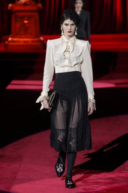 Milano, Italya-24 Şubat: bir model Milan Moda Haftası Sonbahar/Kış 2019/20 Dolce ve Gabbana Show 'da pist yürür 24 Şubat, 2019 Milan, Italya.