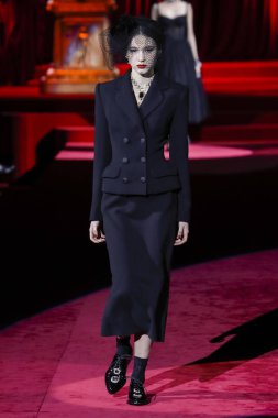 Milano, Italya-24 Şubat: bir model Milan Moda Haftası Sonbahar/Kış 2019/20 Dolce ve Gabbana Show 'da pist yürür 24 Şubat, 2019 Milan, Italya.