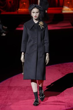 Milano, Italya-24 Şubat: bir model Milan Moda Haftası Sonbahar/Kış 2019/20 Dolce ve Gabbana Show 'da pist yürür 24 Şubat, 2019 Milan, Italya.