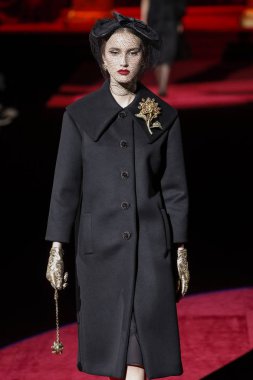 Milano, Italya-24 Şubat: bir model Milan Moda Haftası Sonbahar/Kış 2019/20 Dolce ve Gabbana Show 'da pist yürür 24 Şubat, 2019 Milan, Italya.