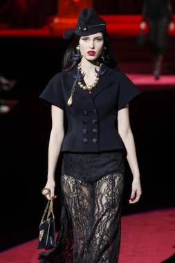 Milano, Italya-24 Şubat: bir model Milan Moda Haftası Sonbahar/Kış 2019/20 Dolce ve Gabbana Show 'da pist yürür 24 Şubat, 2019 Milan, Italya.