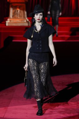 Milano, Italya-24 Şubat: bir model Milan Moda Haftası Sonbahar/Kış 2019/20 Dolce ve Gabbana Show 'da pist yürür 24 Şubat, 2019 Milan, Italya.