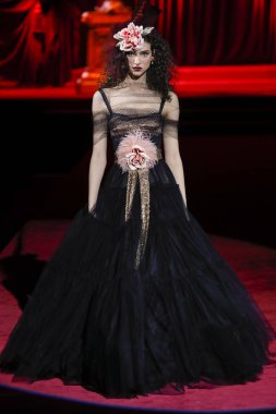 Milano, Italya-24 Şubat: bir model Milan Moda Haftası Sonbahar/Kış 2019/20 Dolce ve Gabbana Show 'da pist yürür 24 Şubat, 2019 Milan, Italya.