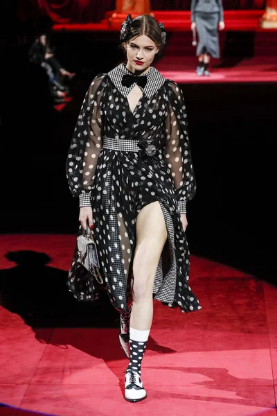 Milão Itália Fevereiro Modelo Caminha Pela Pista Dolce Gabbana Show — Fotografia de Stock