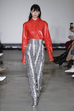 Milan, Italya-20 Şubat: bir model Milan Moda Haftası Sonbahar/Kış 2019/20 tarihinde Annakiki gösterisi pist yürüyor 20 Şubat 2019 Milan, Italya. 