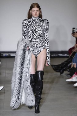 Milan, Italya-20 Şubat: bir model Milan Moda Haftası Sonbahar/Kış 2019/20 tarihinde Annakiki gösterisi pist yürüyor 20 Şubat 2019 Milan, Italya. 