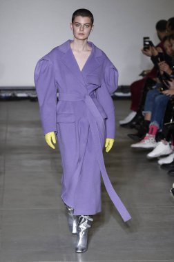 Milan, Italya-20 Şubat: bir model Milan Moda Haftası Sonbahar/Kış 2019/20 tarihinde Annakiki gösterisi pist yürüyor 20 Şubat 2019 Milan, Italya. 