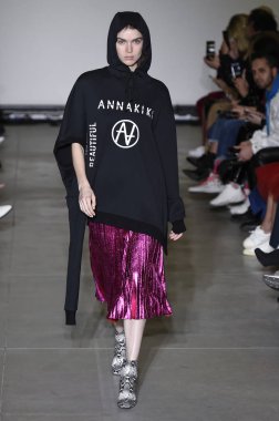 Milan, Italya-20 Şubat: bir model Milan Moda Haftası Sonbahar/Kış 2019/20 tarihinde Annakiki gösterisi pist yürüyor 20 Şubat 2019 Milan, Italya. 