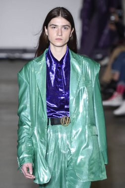 Milan, Italya-20 Şubat: bir model Milan Moda Haftası Sonbahar/Kış 2019/20 tarihinde Annakiki gösterisi pist yürüyor 20 Şubat 2019 Milan, Italya. 